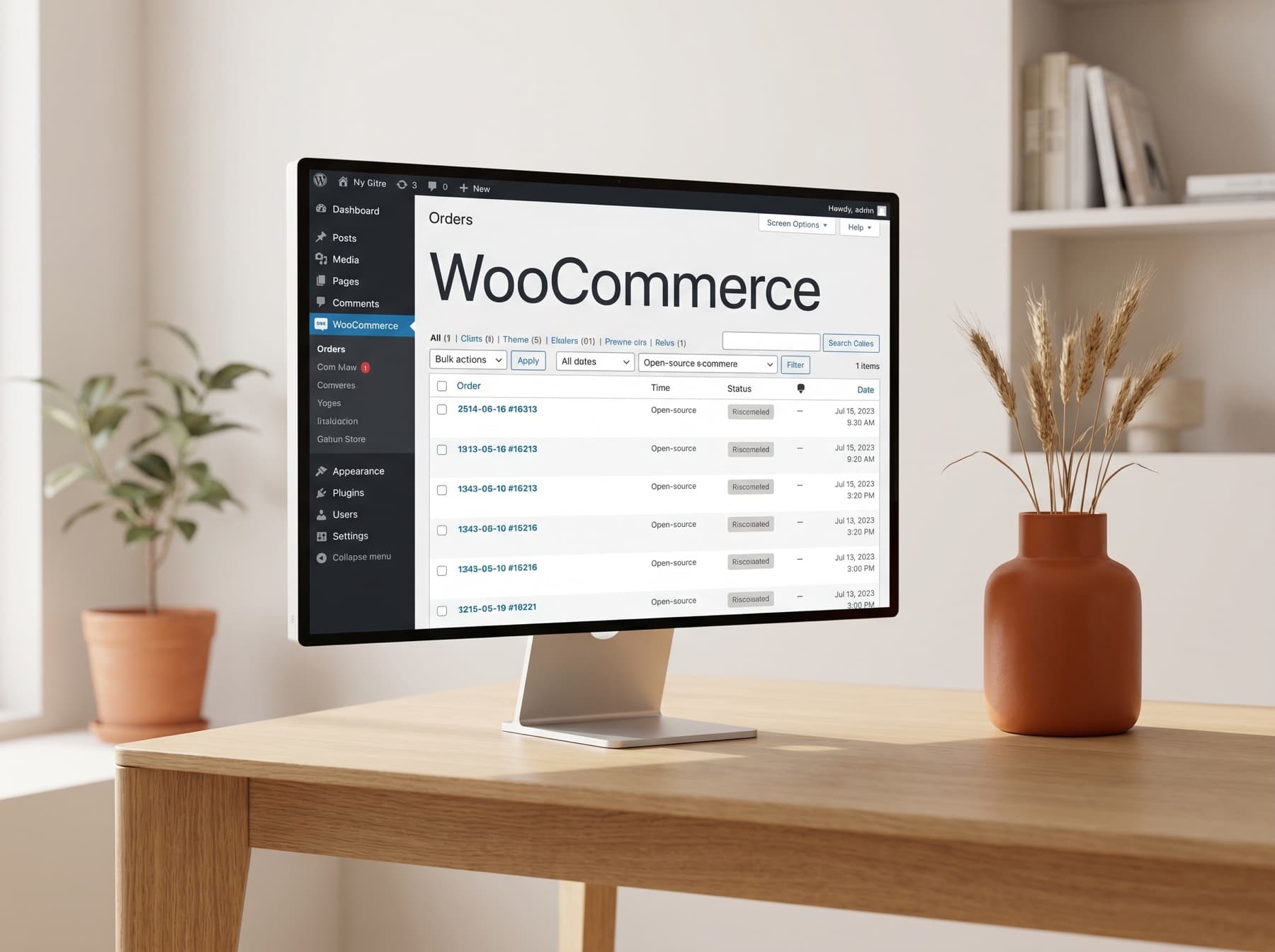 WooCommerce-Bestellübersicht im WordPress-Admin auf einem Monitor, daneben eine Terrakotta-Vase